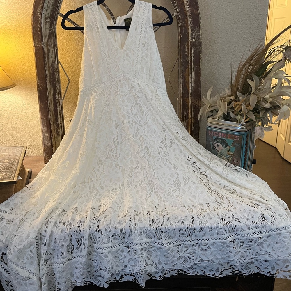 Taylor White Lace Dress , MIDI  , New alWith Tags, Size 6’